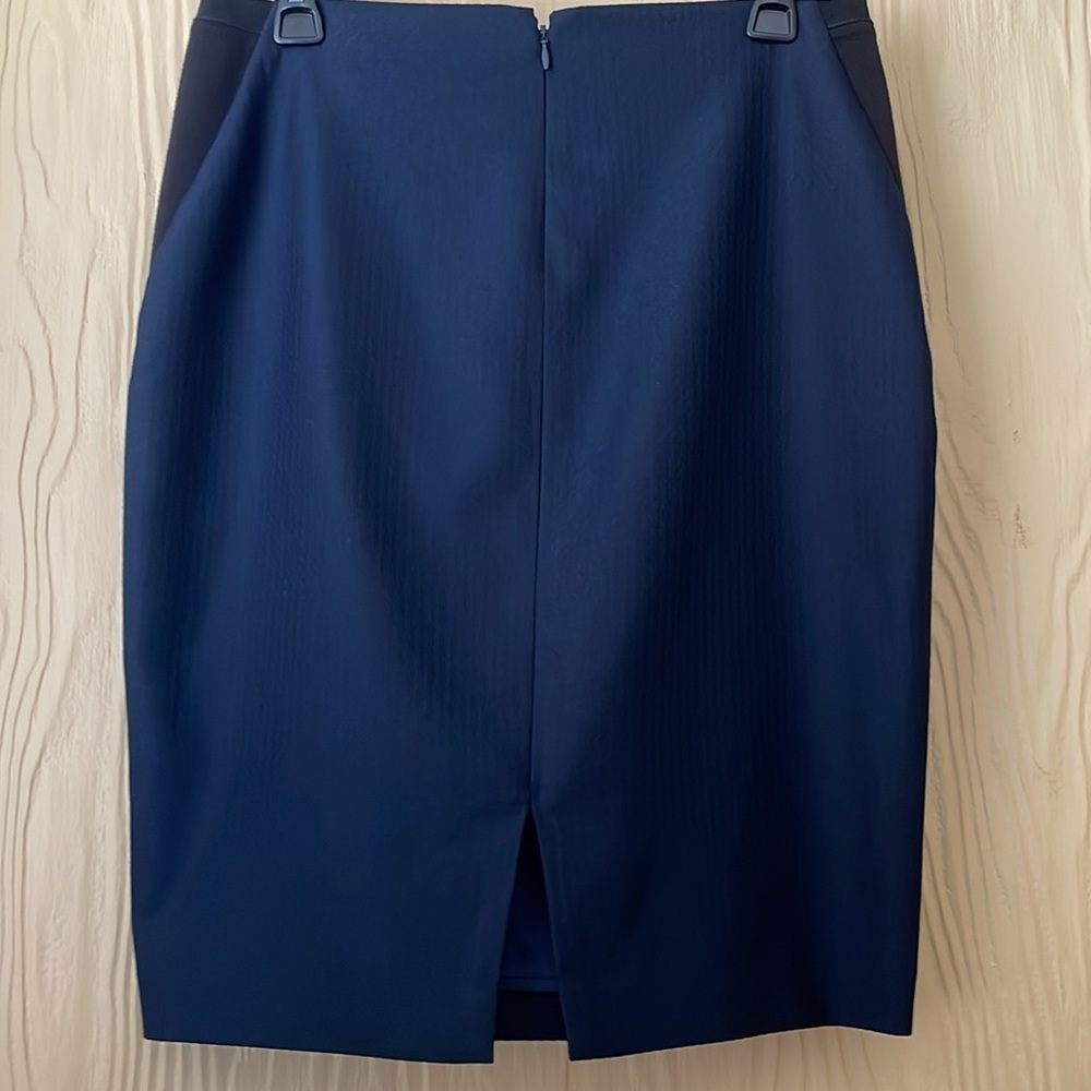 T Tahari navy pencil skirt - Picture 2 of 9